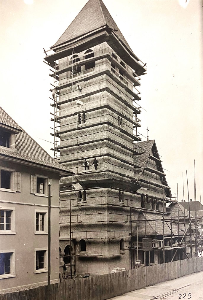 Die fast fertige Herz Jesu Kirche Wiedikon 1921 von der Aemtlerstrasse gesehen. (Bild: Pfarreiarchiv St. Peter und Paul)